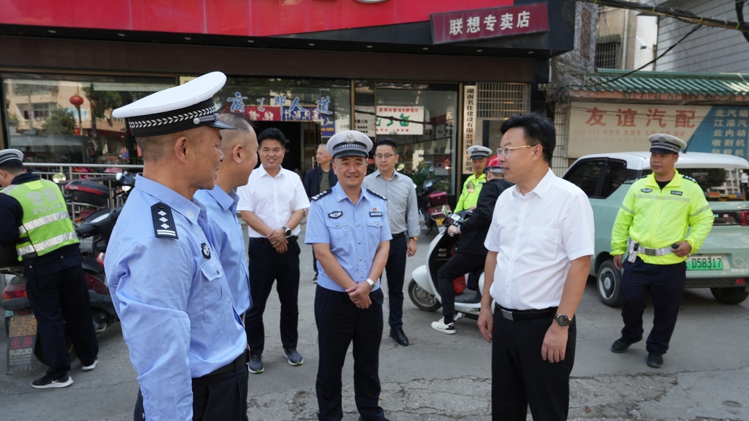 ﻿吴韬看望慰问国庆节期间奋战一线的政法干警(图2)