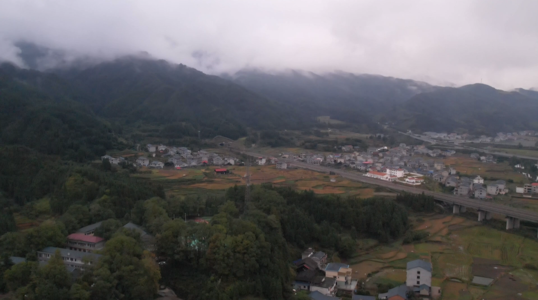 江口镇：雨后云雾缭绕 乡村宛如仙境