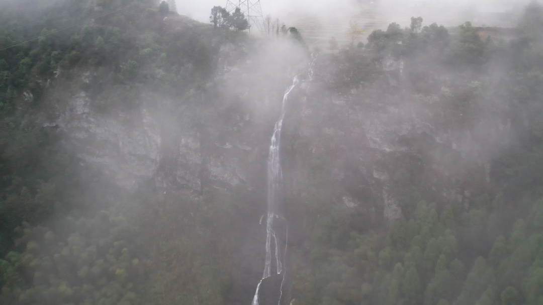 月溪镇：悬崖瀑布惊艳山谷