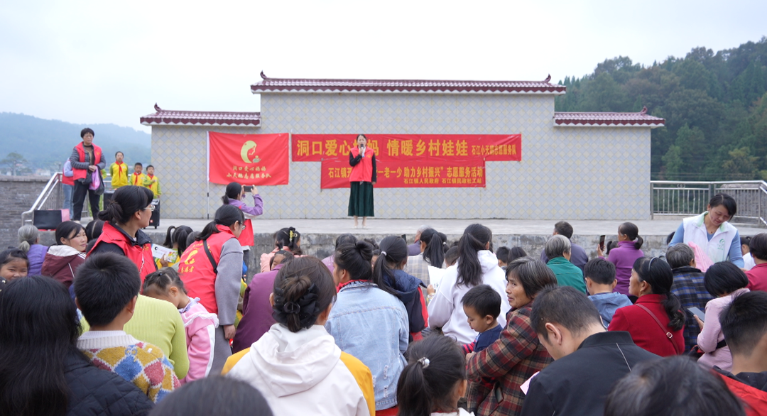 洞口爱心妈妈 情暖乡村娃娃(图1)