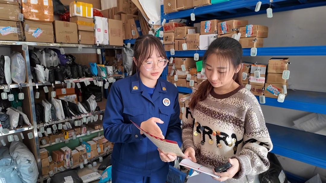 洞口：消防提示贴快递   “安全包裹”入万家(图2)