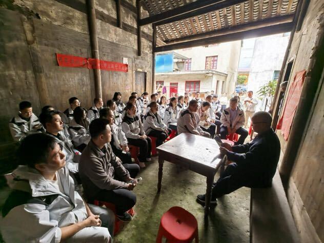 洞口：“板凳党课”让主题党日活动燃起来