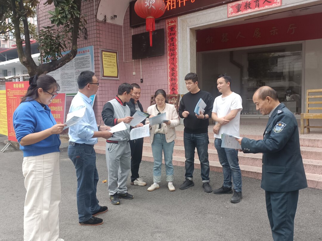 洞口县社会养老保险服务中心开展“温暖社保·社保服务进万家”活动(图1)
