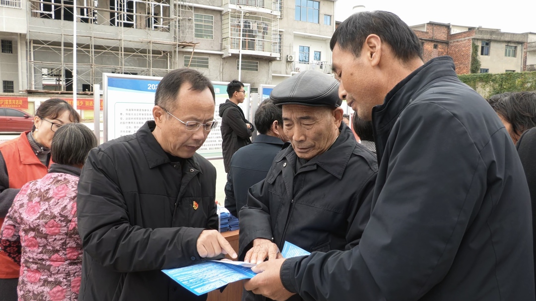 “强信心、重担当、敢作为、塑形象”——洞口县开展医保征缴宣传月活动(图2)