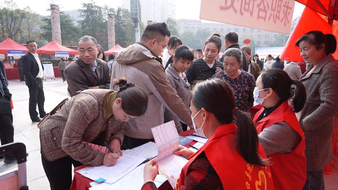 “强信心 重担当 敢作为 塑形象”——洞口县 2024 年服务企业专场招聘会成功举办(图2)