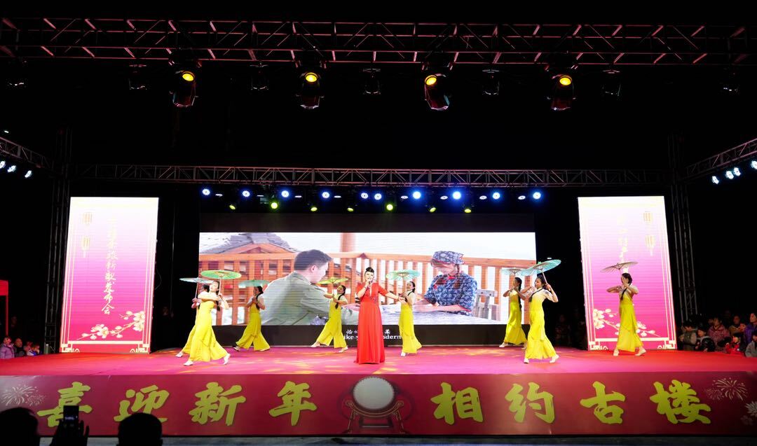 洞口：游客欢聚美丽乡村 篝火烟花辞旧迎新