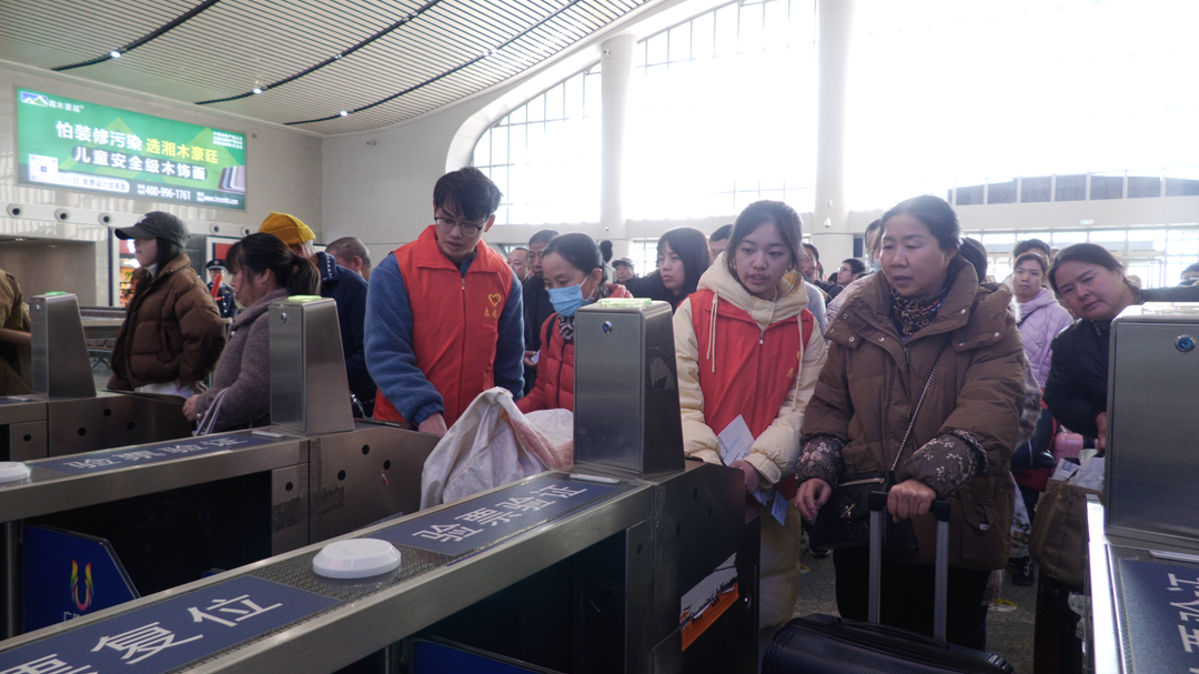 洞口：春运“志愿红” 温暖返乡路