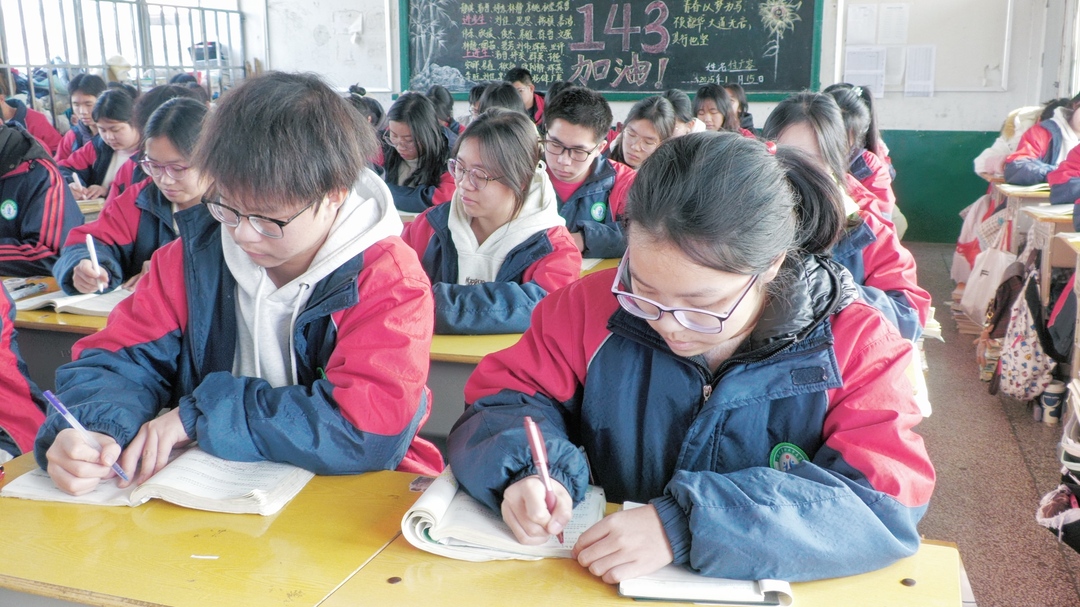 最美中学生邓京桃：穷且益坚 不坠青云之志