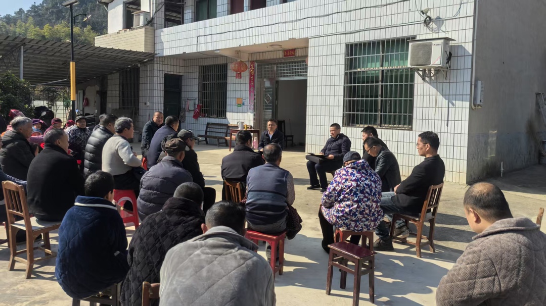许治国到文昌街道大桥村开展“幸福敲门、平安到家”专题院落会