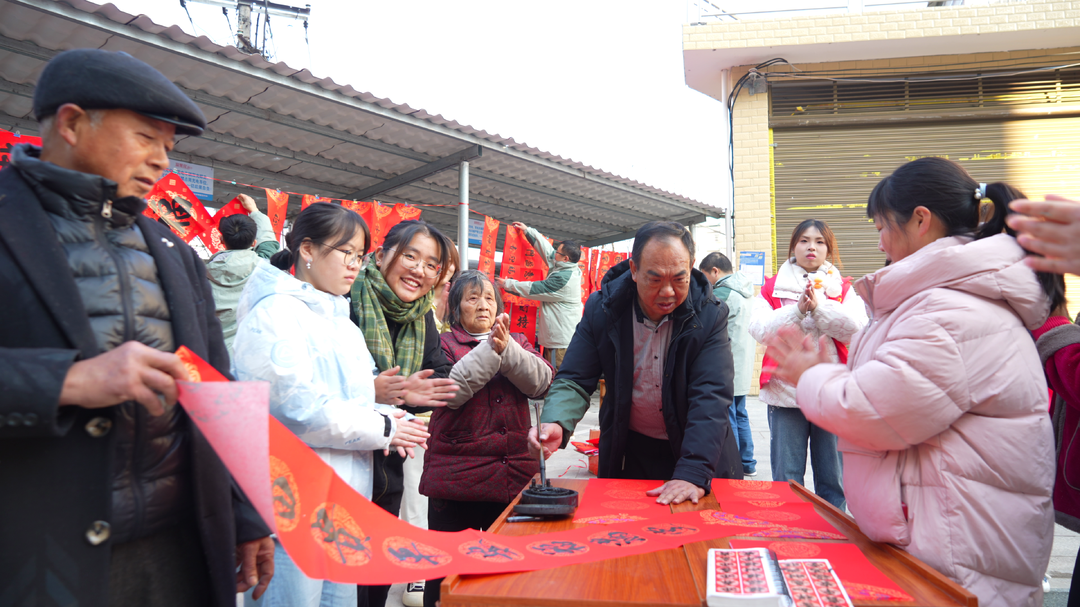 雪峰街道阳光社区开展“老少携手，齐乐融融”迎新年活动