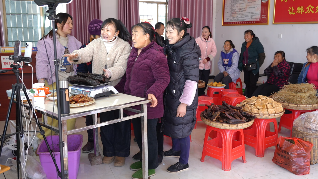 洞口：村民排队上直播 土味年货飞出山