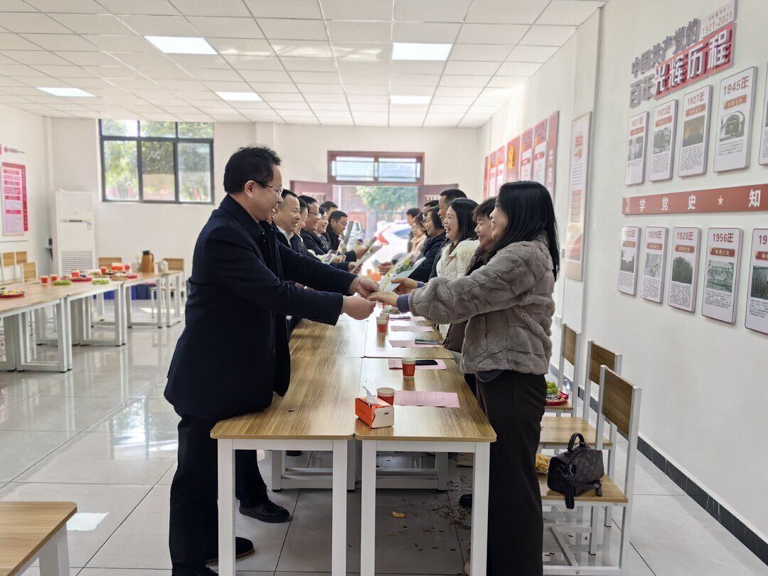 把好“家门”，守好“后院” ——洞口县城投集团有限公司召开“树清廉家风,建和睦家庭”家庭助廉座谈会