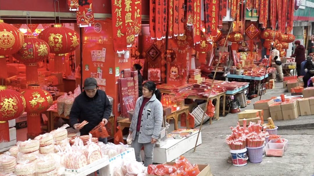 “蛇”年迎新春：洞口商场年味浓