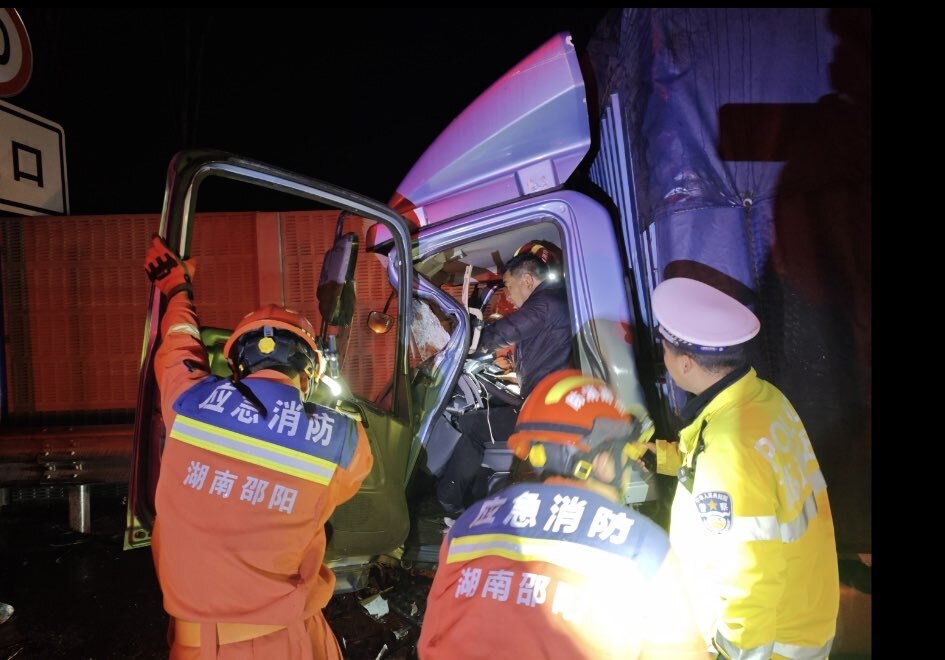 雨夜高速三车追尾一人被困 洞口消防紧急救援