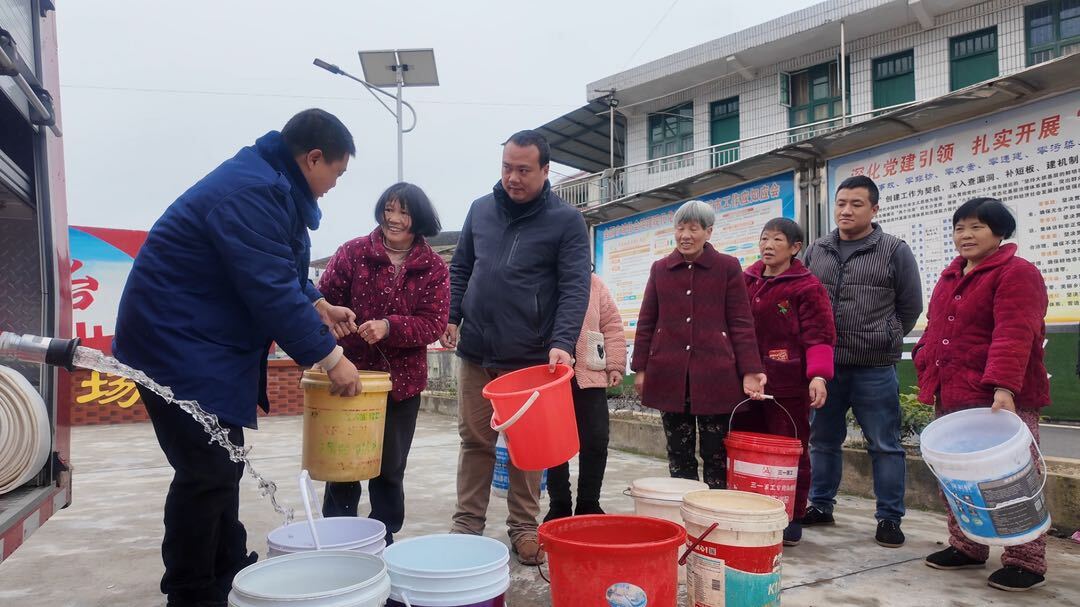 “渴”不容缓，退伍消防员高建义务送水解民忧