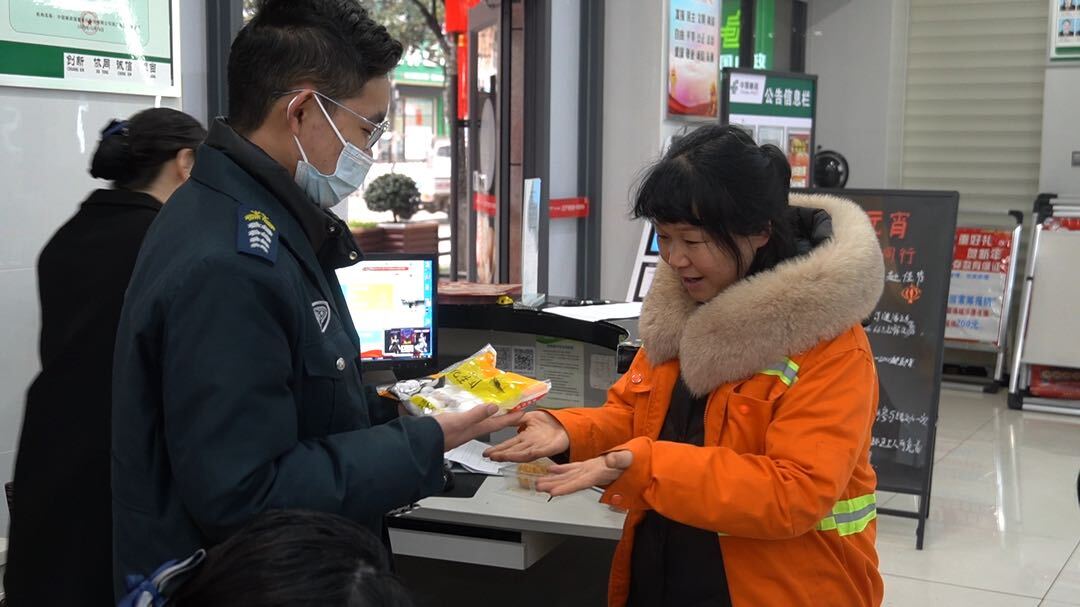 洞口邮政：情系环卫工人，一碗汤圆暖人心