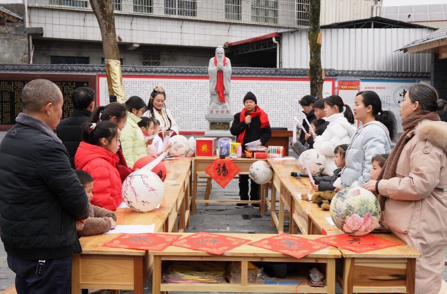 洞口大邵公益举行“书香伴月圆，童心闹元宵”活动