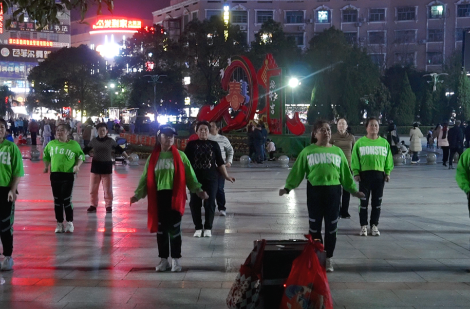 洞口：跃动"夜风景"    广场舞跳出全民健身新活力