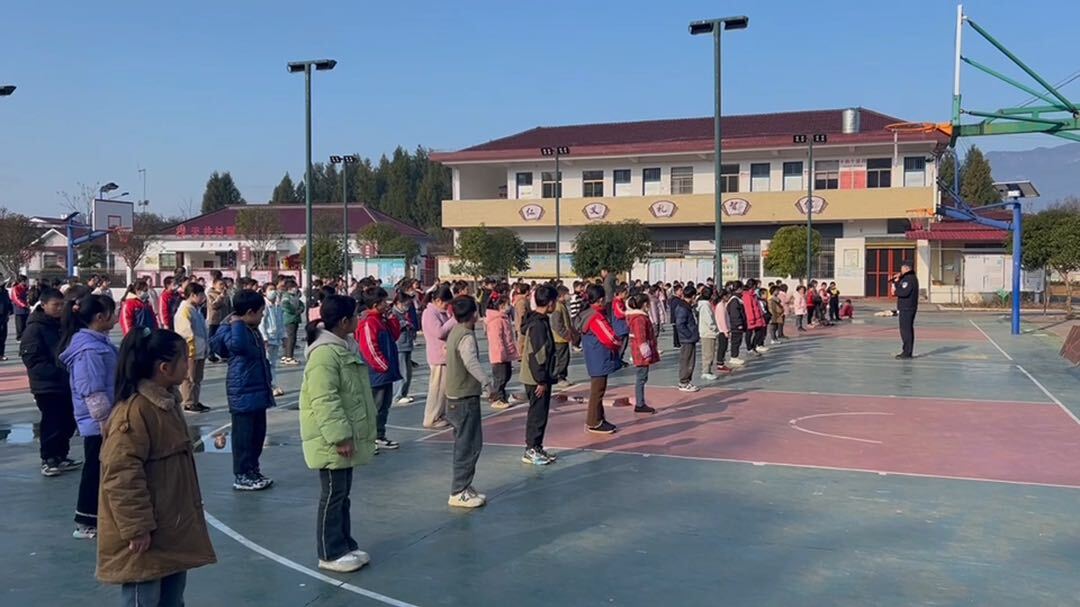护路宣传进校园 安全意识入童心
