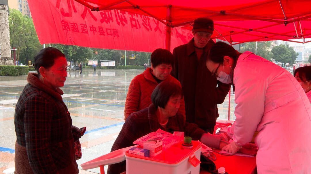 志愿服务学雷锋 义诊活动暖人心