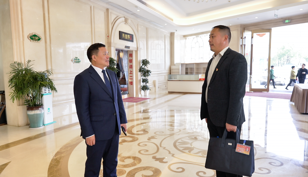 欧阳佑春看望参会人大代表
