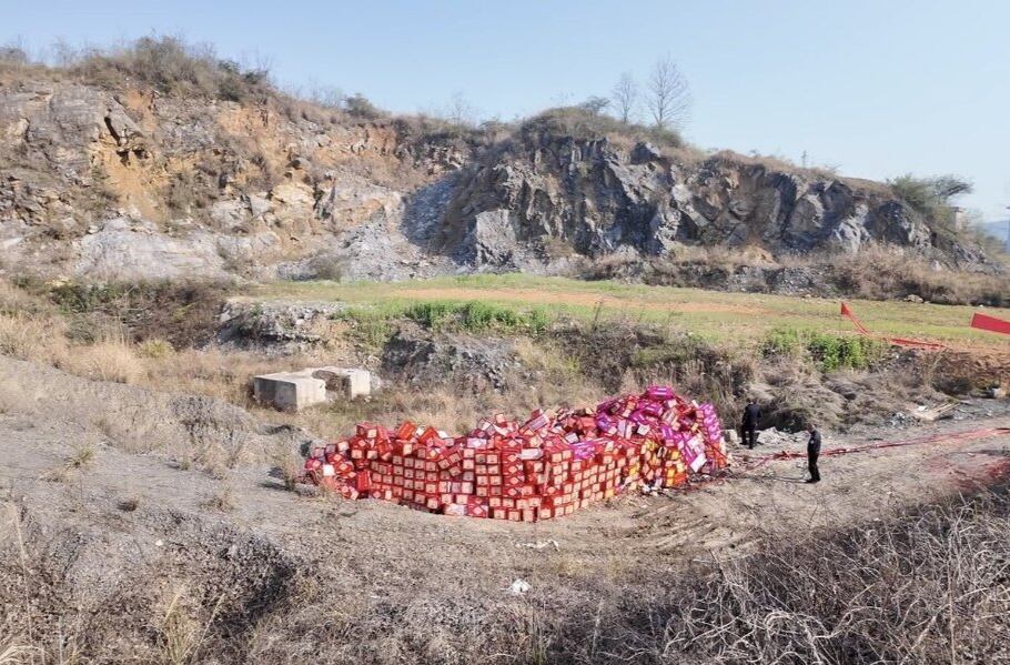 我县集中销毁6300余件非法烟花爆竹产品 