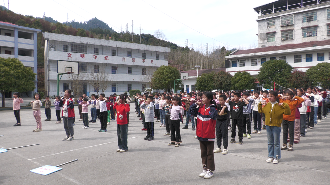 月溪镇中心小学：校长喊你来运动 快乐体育向前冲