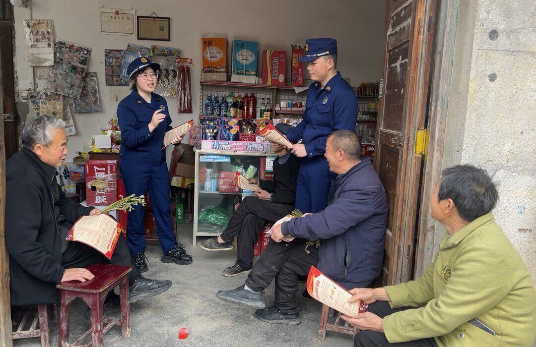 县消防救援大队开展清明节前消防安全宣传活动