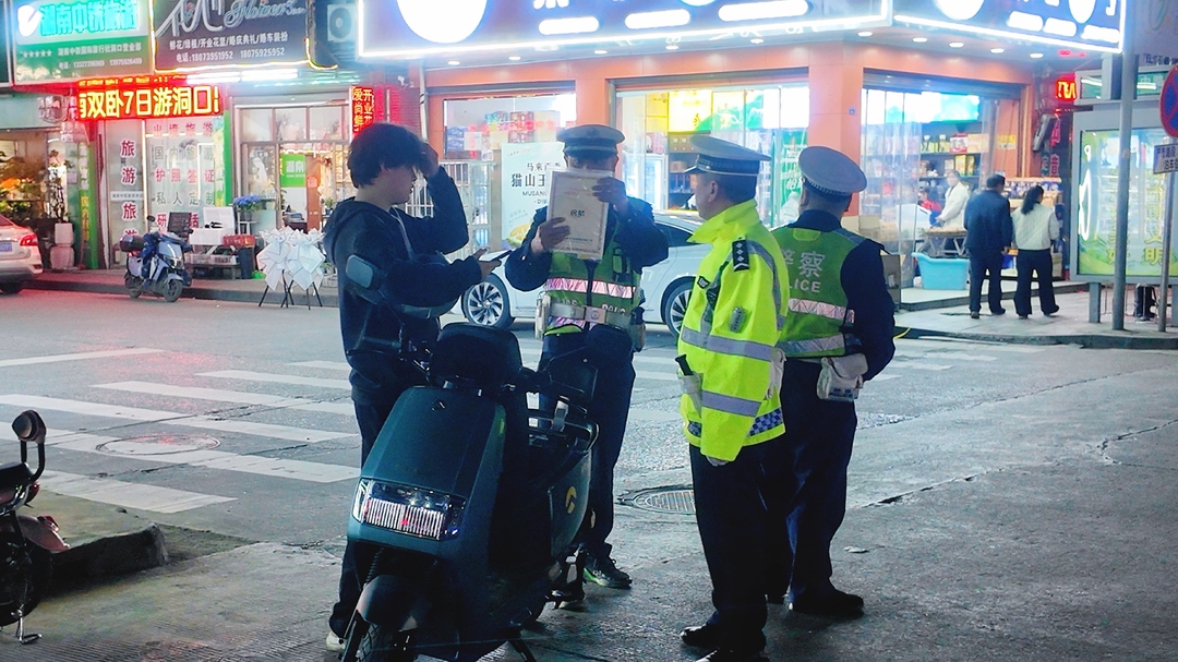 洞口交警持续开展“飙车炸街” 违法行为整治
