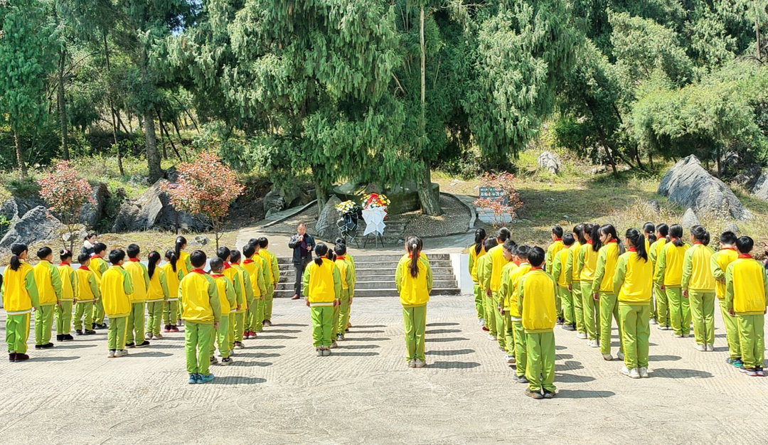 石江镇小天鹅学校：徒步研学传承红色基因