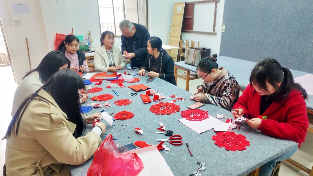 洞口县文化馆：成人公益培训班开课 丰富群众文化生活