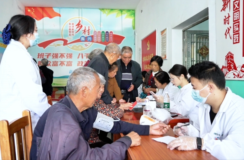 洞口县社会帮扶发展联合会开展老年健康关爱公益帮扶活动