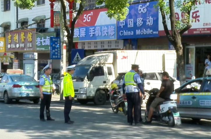 县交警大队在县城城区范围内开展不文明交通整治行动