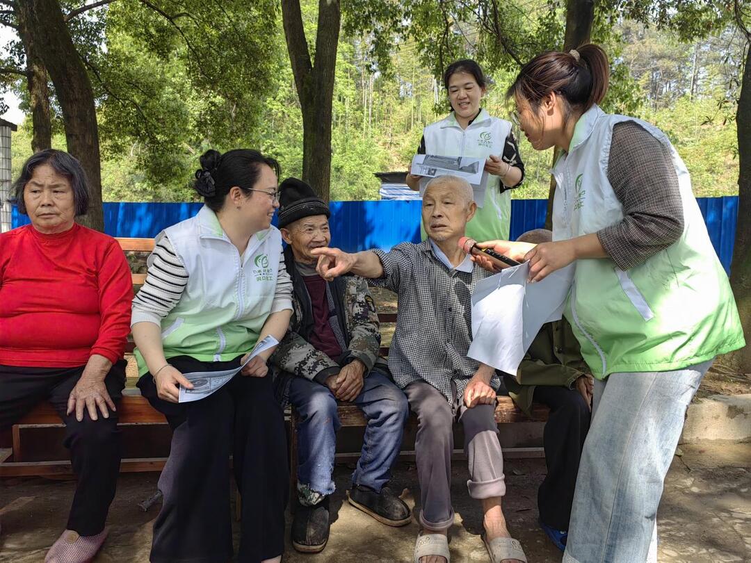 花古街道民政社工站举办“爱心助残 情暖夕阳”怀旧故事会活动​