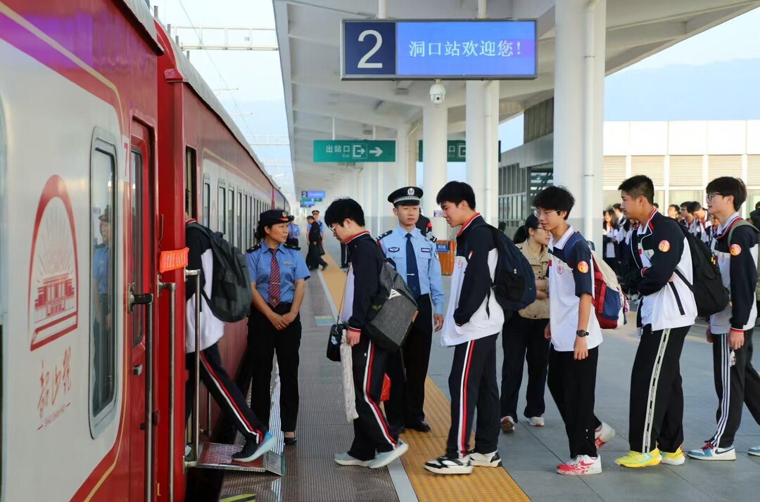 乘坐专列去研学——我县1800余名学生开启“我的韶山行”红色研学
