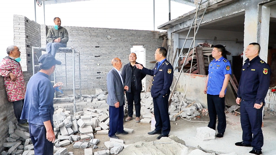 县城管局依法拆除一经营性自建房楼顶违建