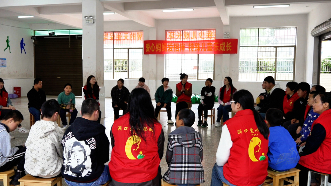 "温暖同行·爱满校园"——“洞口爱心妈妈”走进特殊教育学校