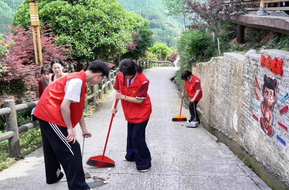 洞口：“志愿红”点亮五一假期