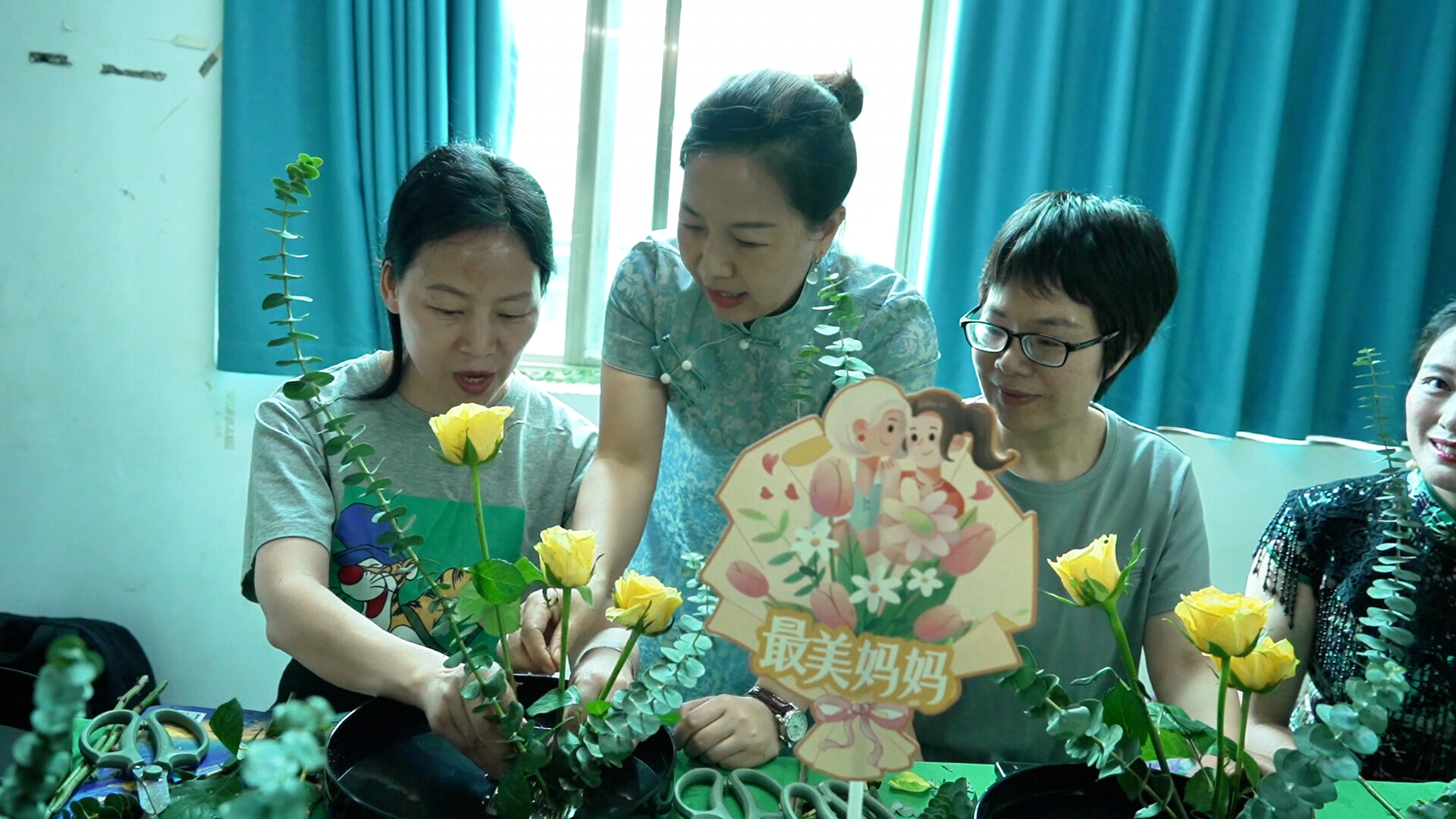 洞口县妇联开展母亲节公益插花活动