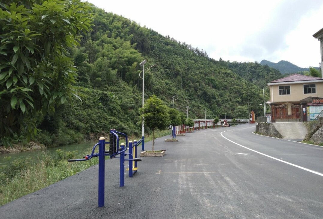 长塘瑶族乡山龙村：广场“白改黑”升级  党群携手筑“幸福地标”