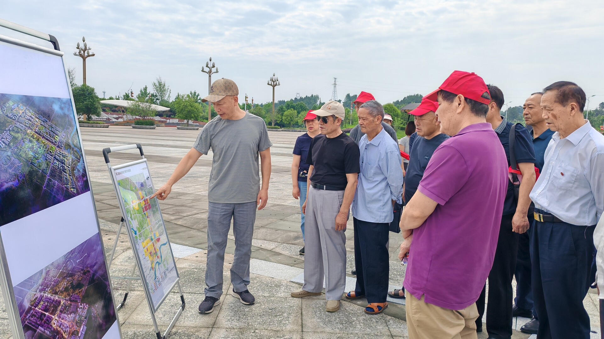 我县组织离退休干部实地参观城乡建设