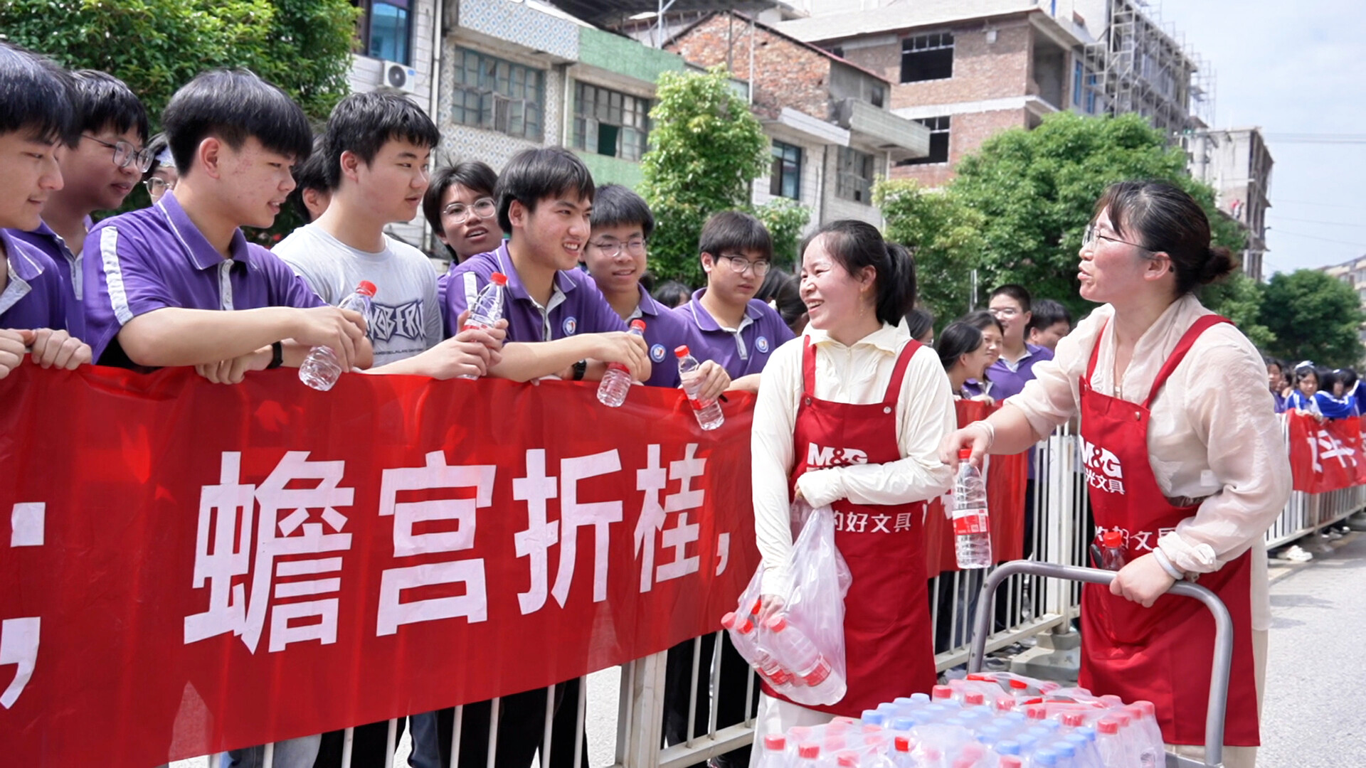 高沙镇：爱心送水 助力高考