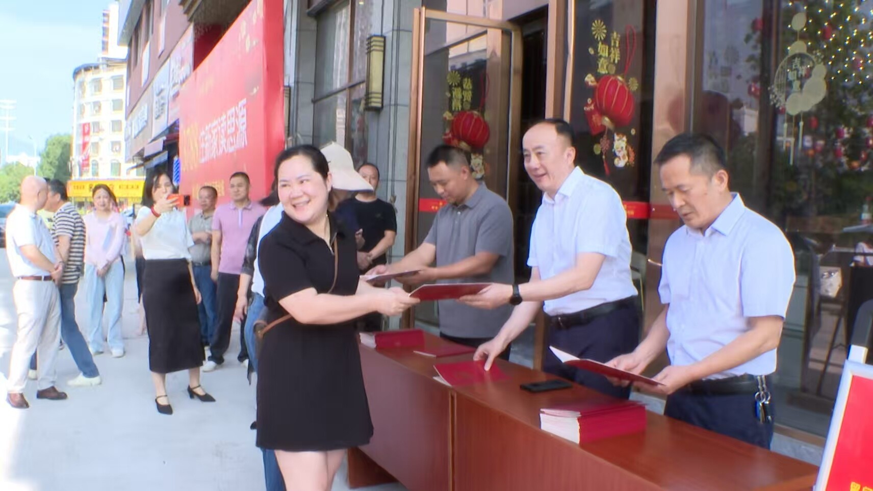 小证书大民生  送证上门暖人心