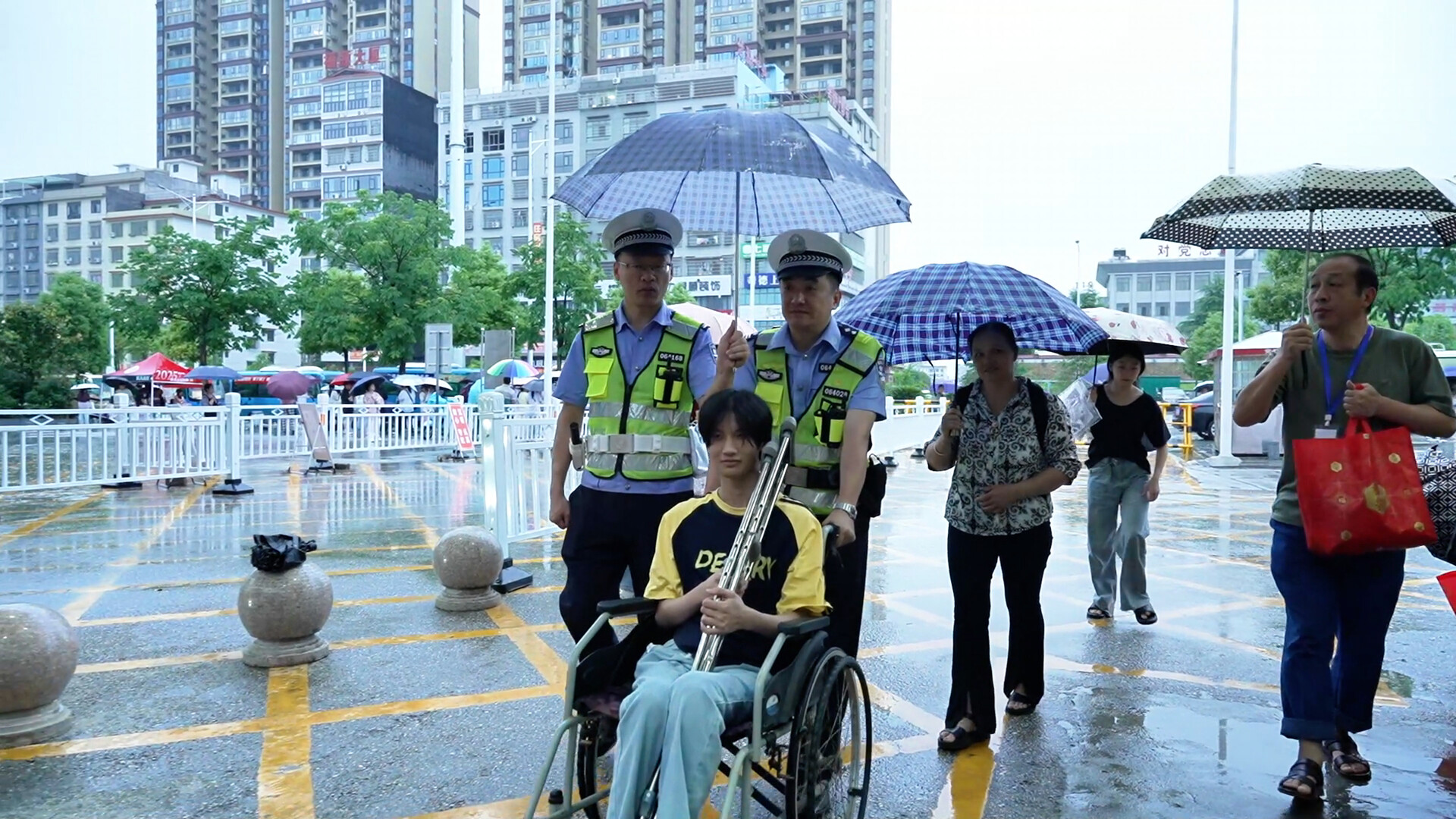 洞口：考生摔伤坐轮椅 民警冒雨暖心接力背送进考场