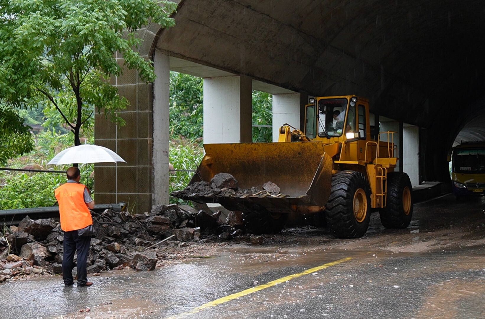 洞口：紧急应对强降雨险情 全力保障道路安全畅通