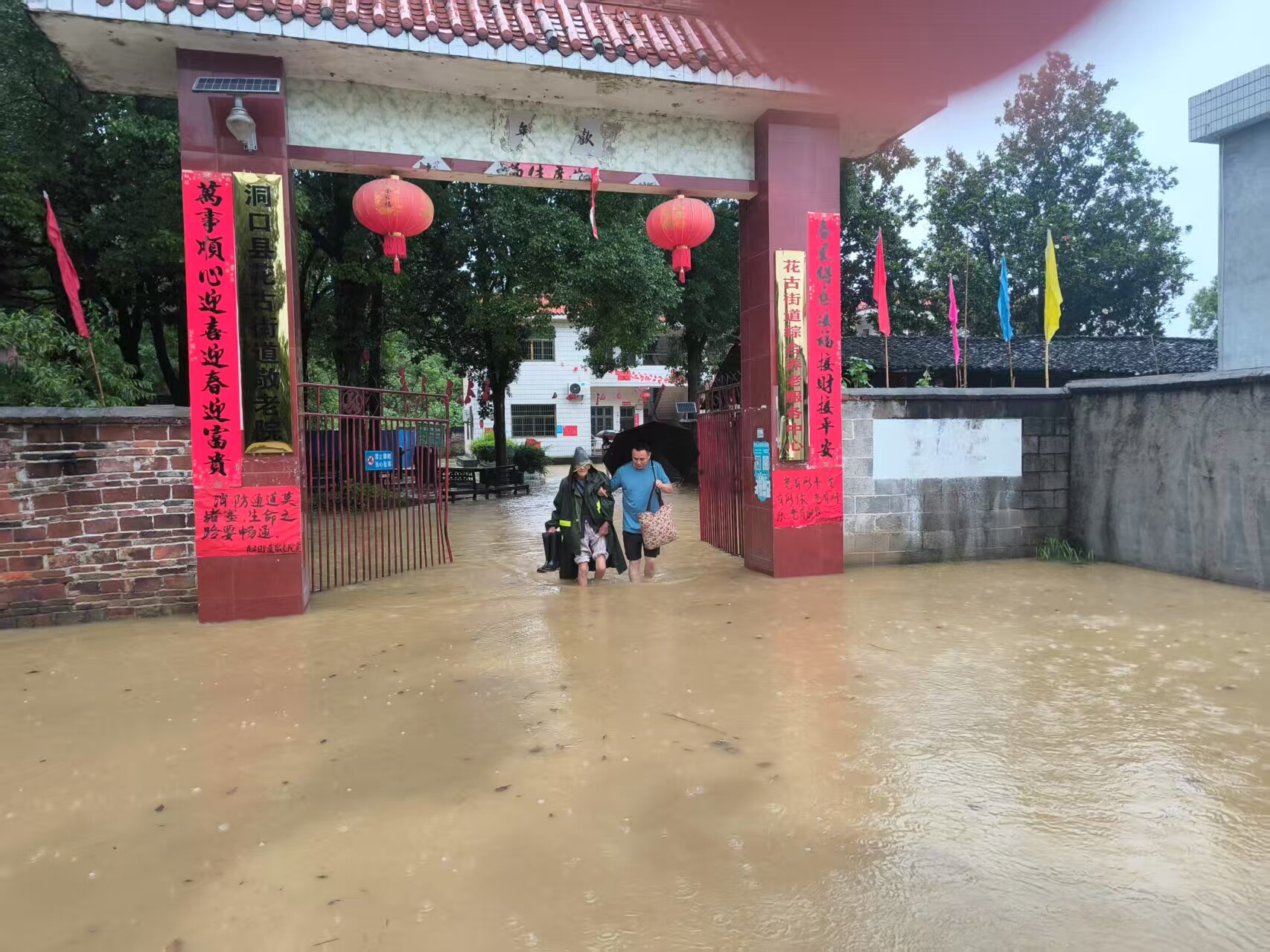 洞口花古街道：转移分散安置群众20余人