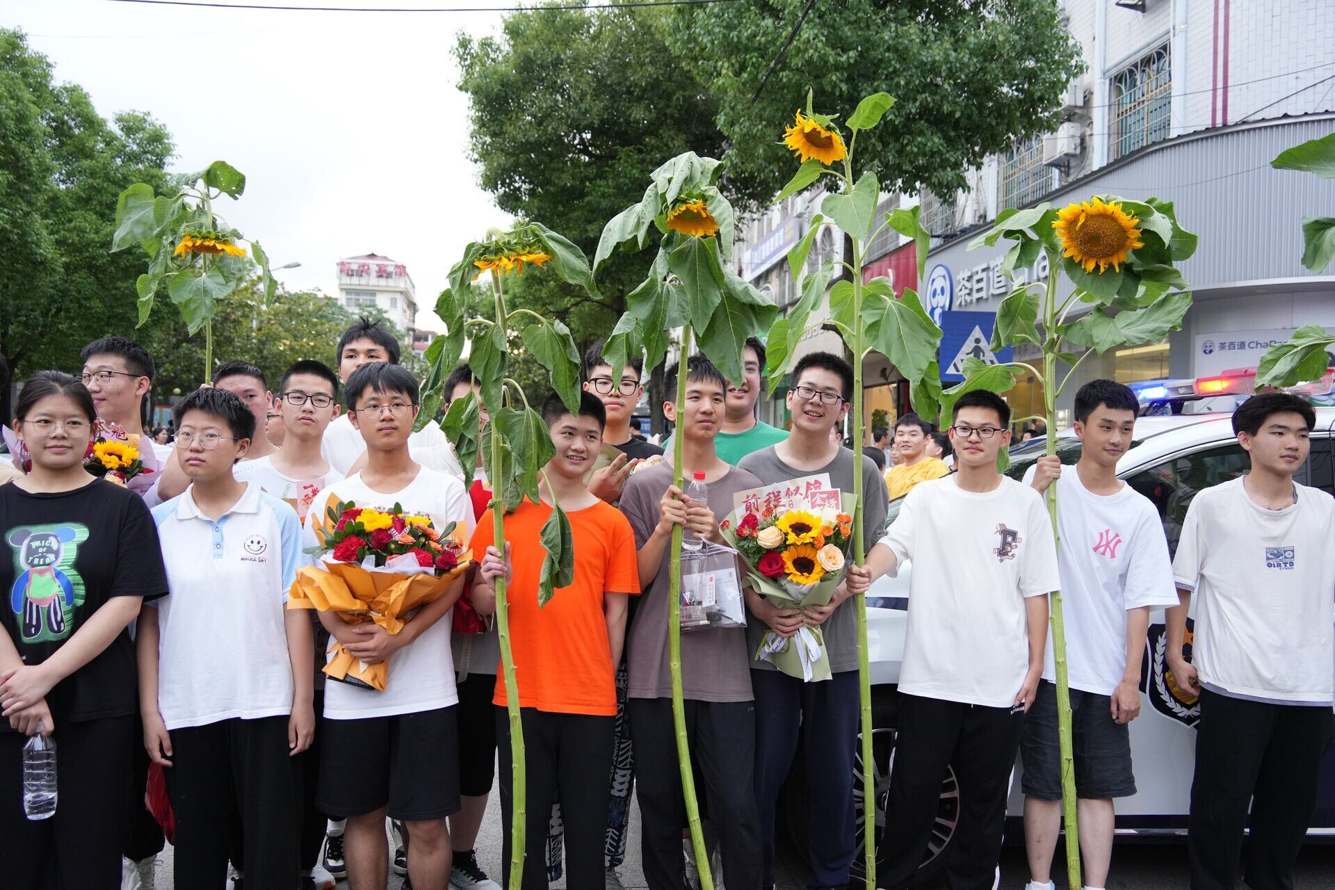 2025年高考结束！家长“花式”接娃，仪式感满满