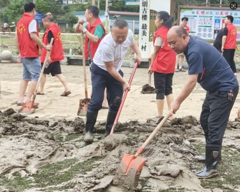 洞口县古楼乡：干群同心清淤忙 灾后重建暖人心