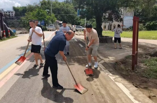 洞口县古楼乡：干群齐心全力开展灾后环境卫生大清扫