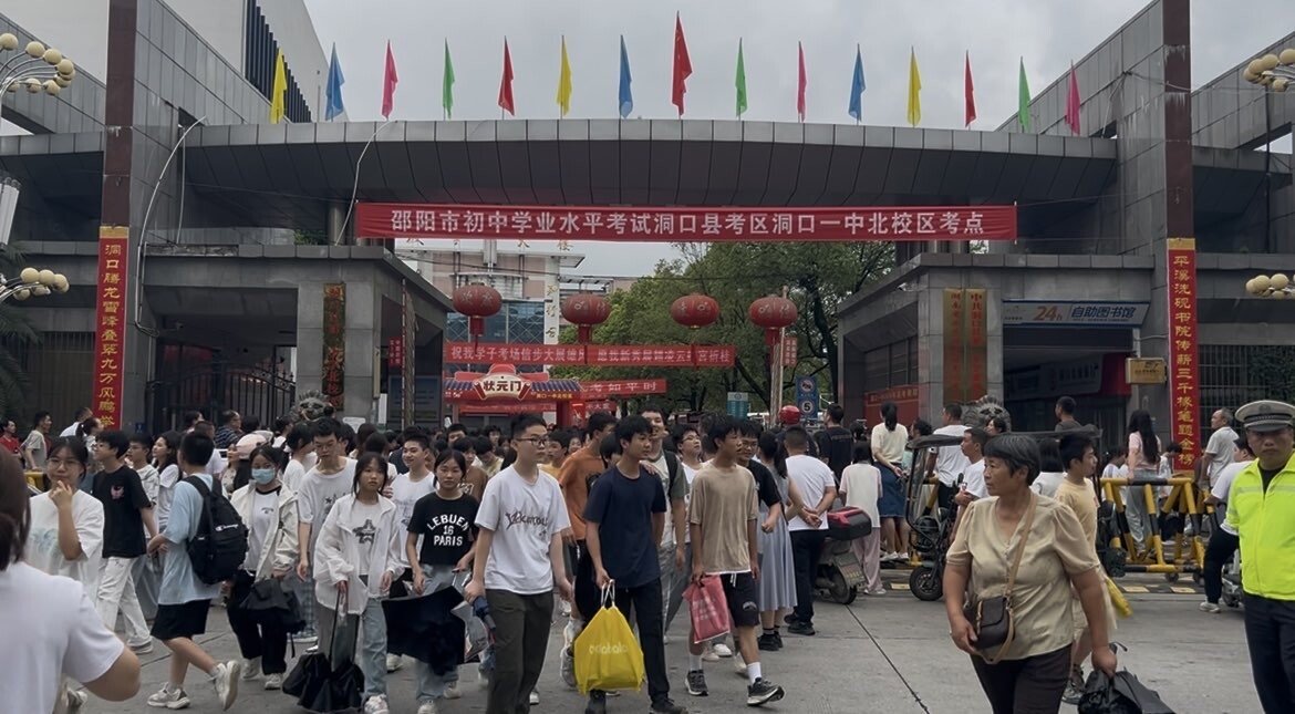 洞口县2025年生地会考顺利开考  